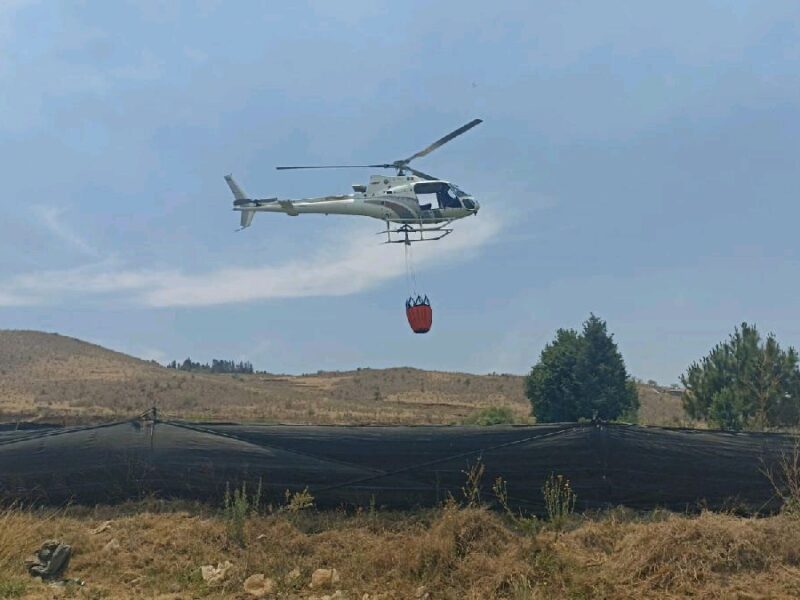 Brigadistas combaten por tierra y aire incendio forestal en Chilchota