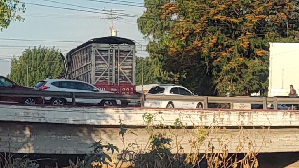 camión torton evita caída de puente en Morelia