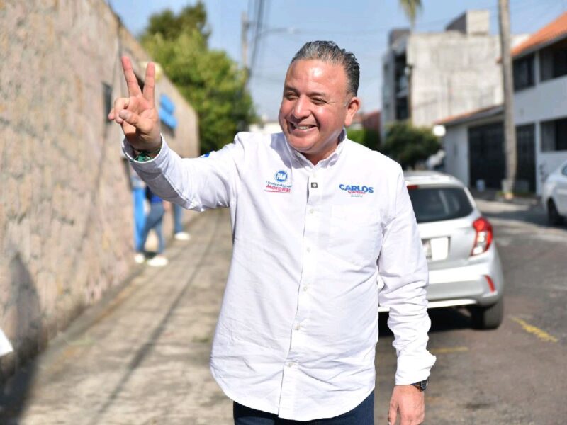 Sin eventos masivos, saludando uno a uno, Carlos Quintana arranca campaña