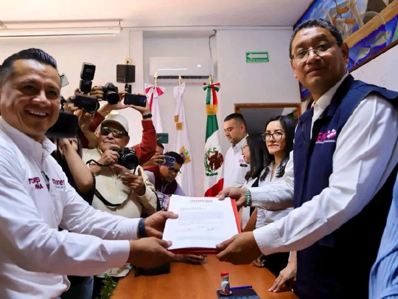 Carlos Torres Piña oficializó su registro como candidato