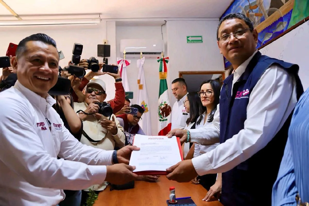 Carlos Torres Piña oficializó su registro como candidato