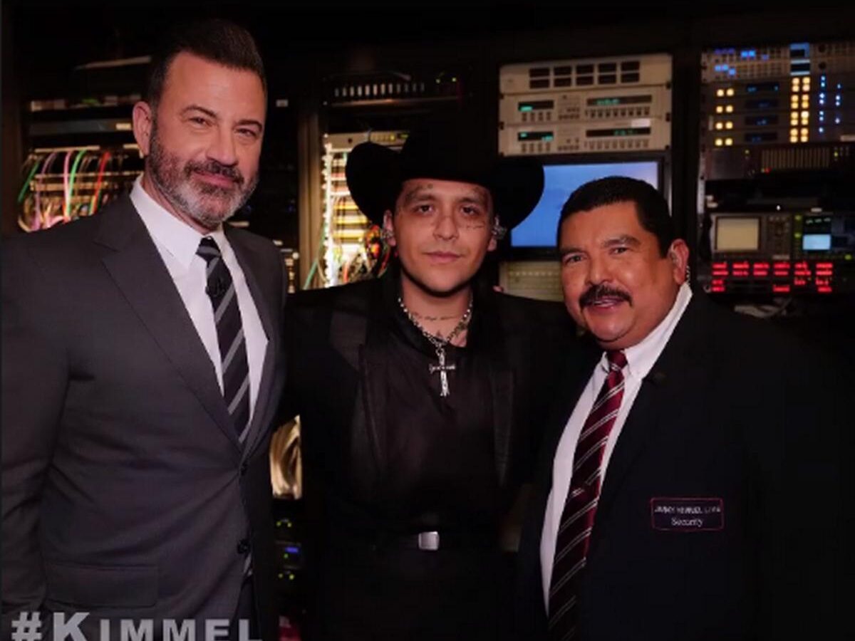 Christian Nodal cautiva en su presentación en Jimmy Kimmel Live