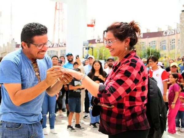 Pareja se comprometió bajo el eclipse solar en Torreón