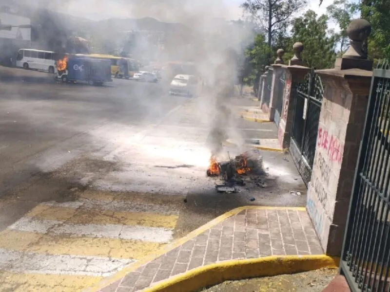 Comuneros de Arantepacuo realizaron pintas y quemas frente a Casa Michoacán