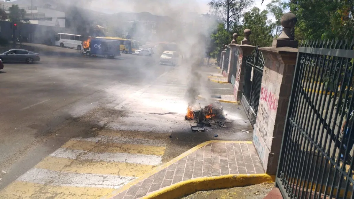 Comuneros de Arantepacuo realizaron pintas y quemas frente a Casa Michoacán
