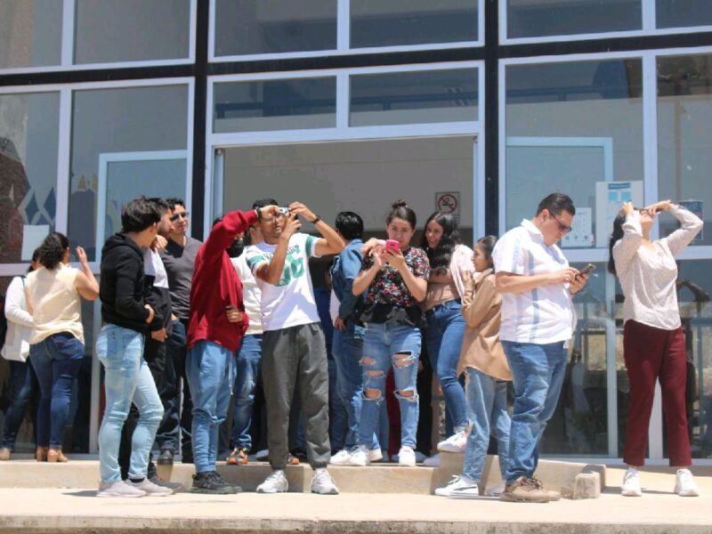 Jóvenes de Michoacán viven experiencia de eclipse solar en centros educativos