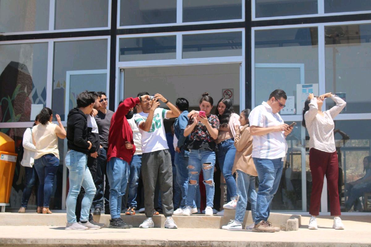 comunidad educativa presenció el eclipse solar en Michoacán