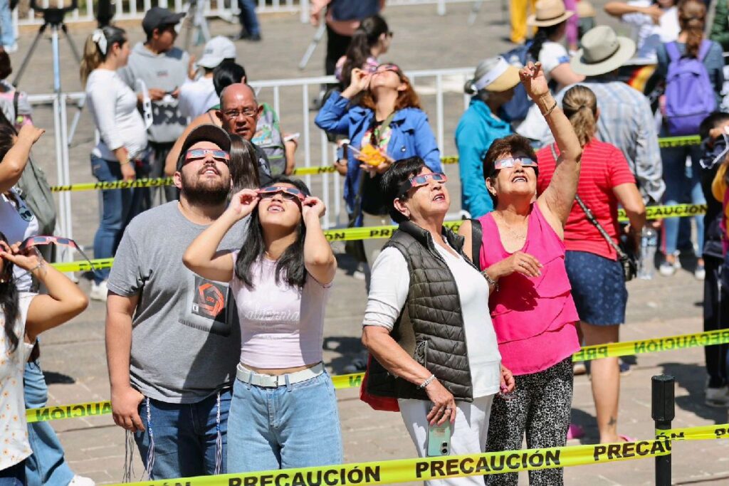 Con seguridad población disfrutó del eclipse solar