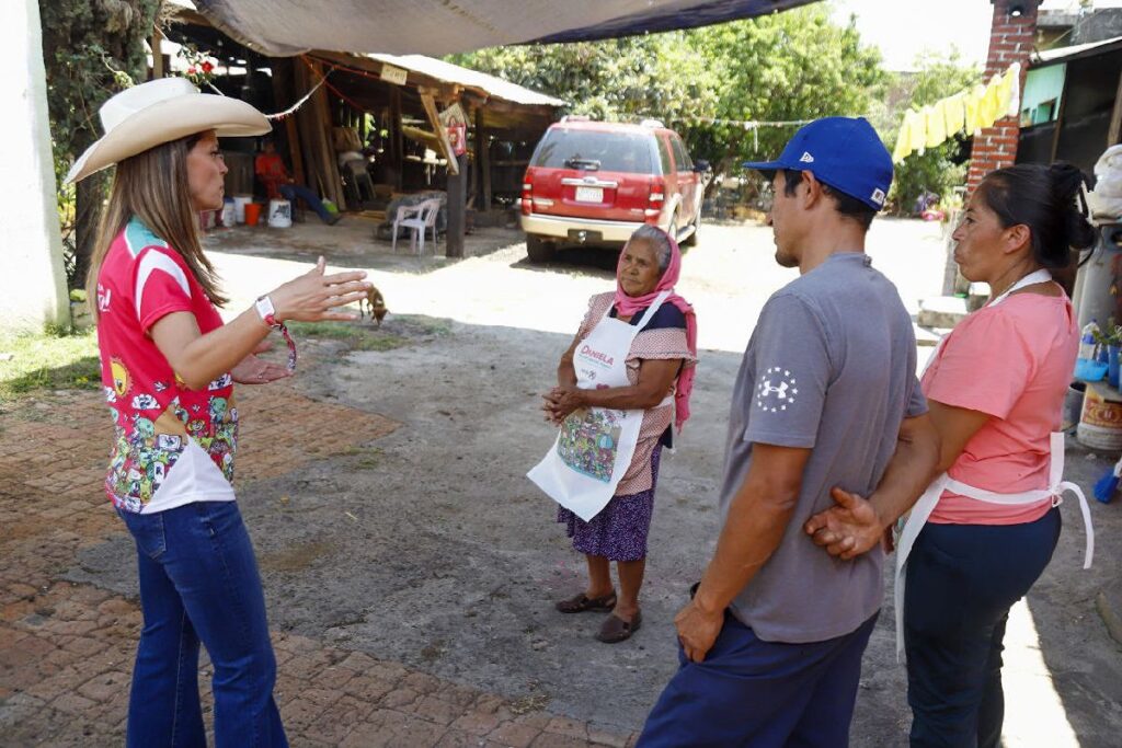 Daniela de los Santos sostuvo encuentro con la población de Morelia