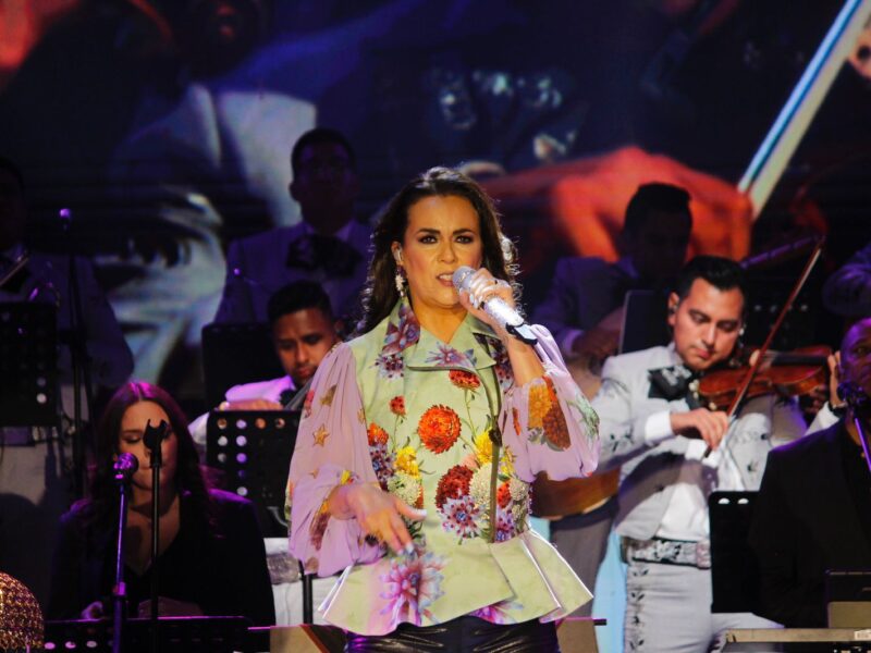 Edith Márquez entregó “ese beso” al Festival Michoacán de Origen