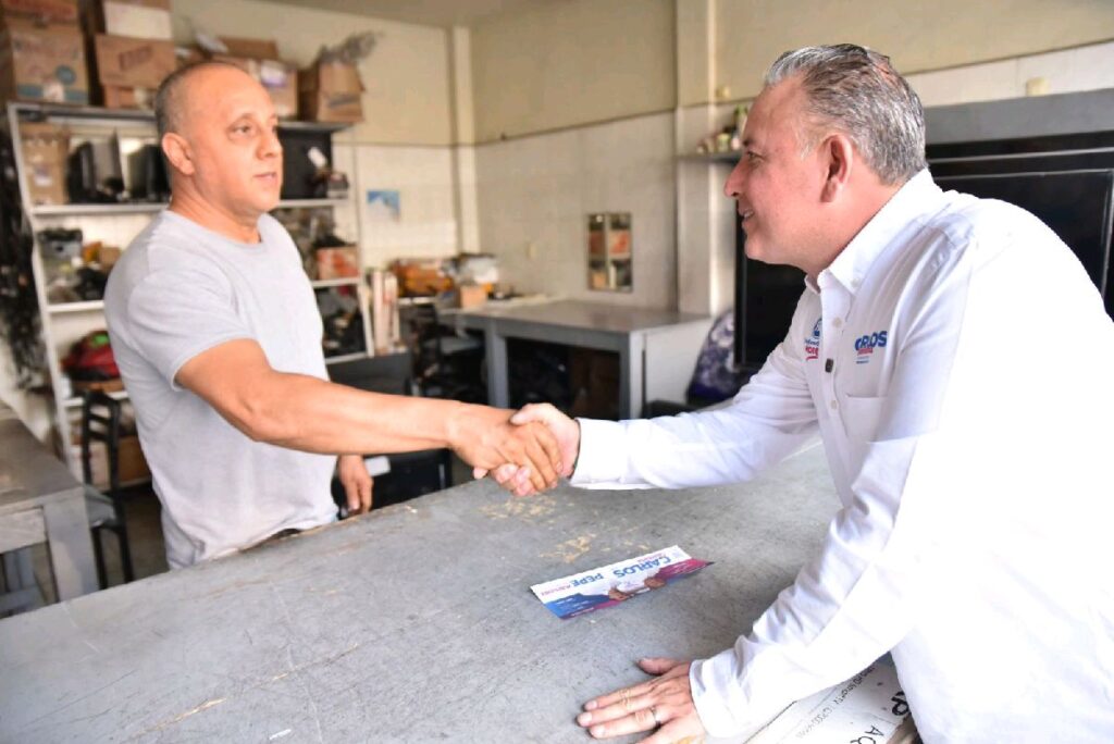 el candidato expone su proyecto a habitantes de Morelia