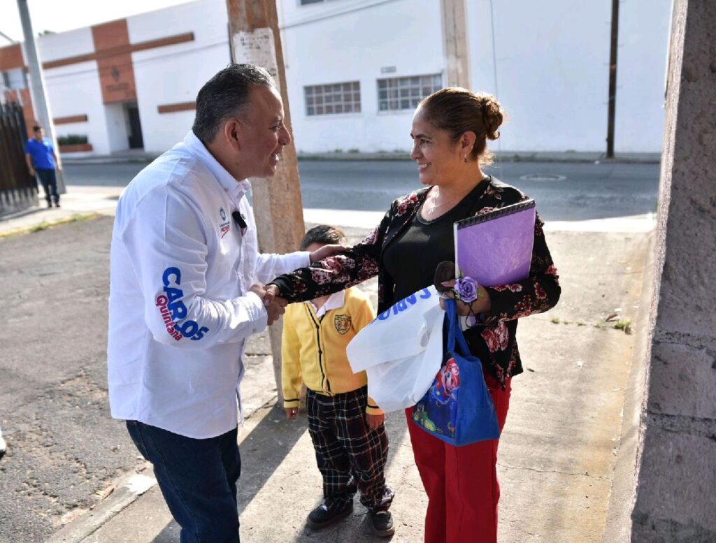 El candidato saluda a la población en el arranque de su campaña