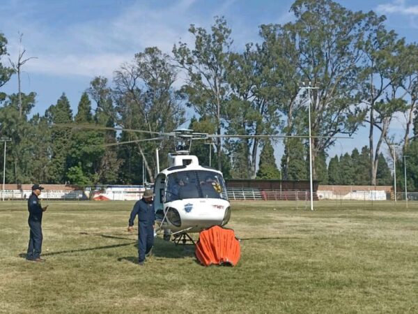 Helicóptero con helibalde combate incendio en Chilchota