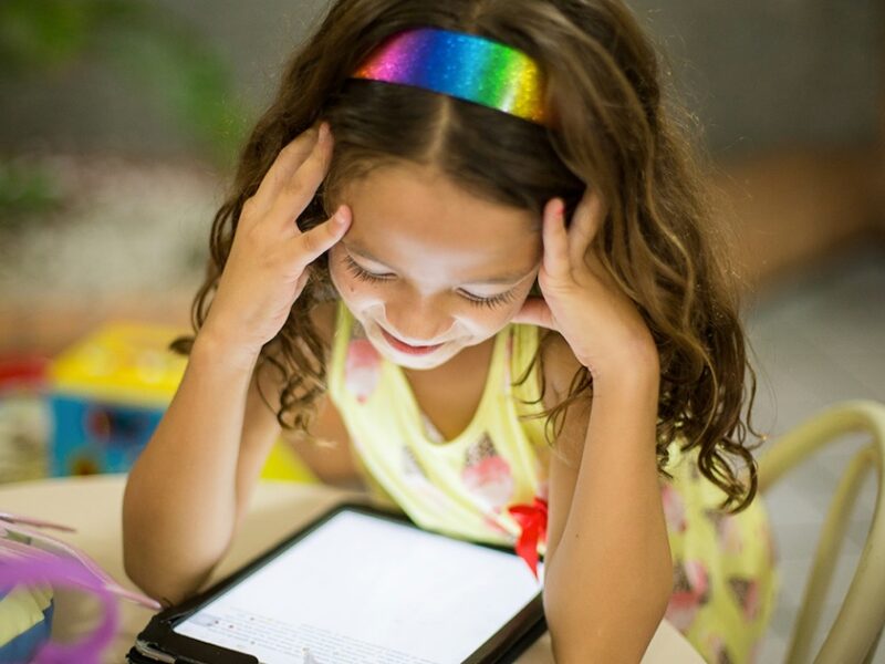explican sobre el impacto de la tecnología y la adultización infantil