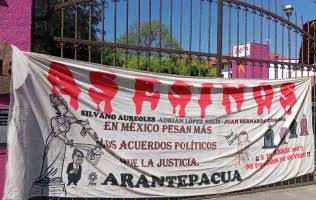 habitantes de Arantepacua colocaron pancarta en el IEM