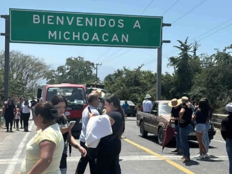 Habitantes Bloquean Conexión Vial Colima-Michoacán en Demanda de Seguridad
