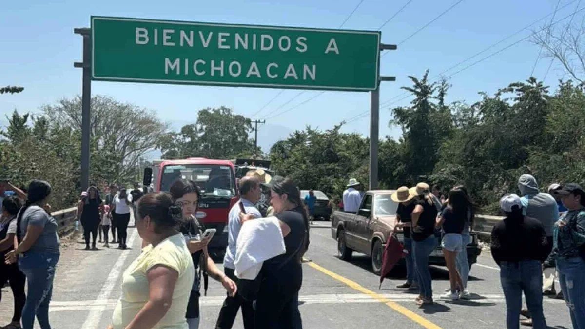 Habitantes Bloquean Conexión Vial Colima-Michoacán en Demanda de Seguridad