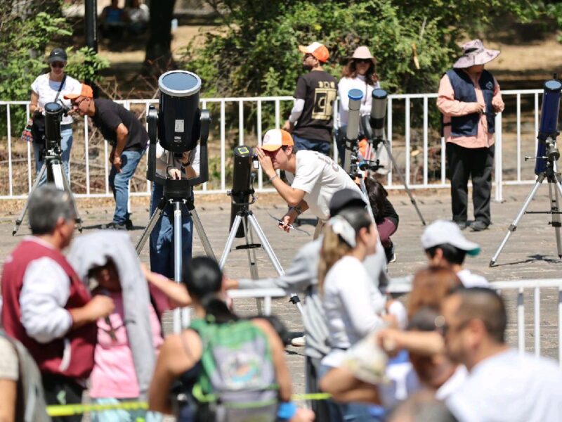 Espectáculo astronómico encanta a Morelia: Eclipse solar atrae a miles