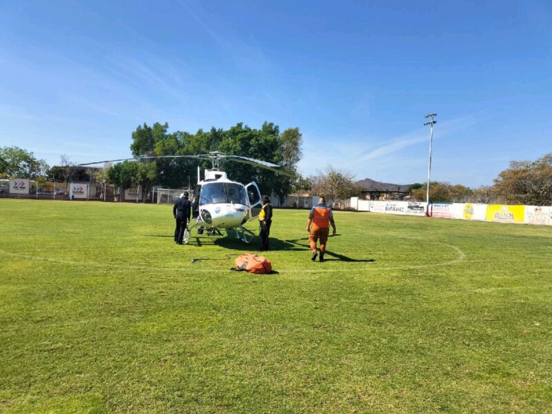 Helicóptero atiende incendio forestal en Huetamo