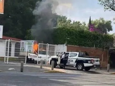 Por presunta falla mecánica arde en llamas camioneta en Ventura Puente de Morelia