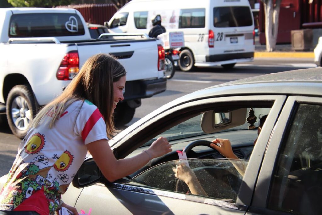 La mejor encuesta en las calles Daniela de los Santos - auto