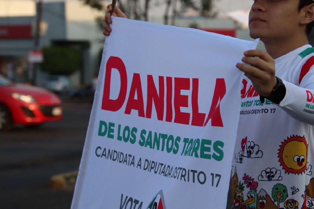 La mejor encuesta en las calles Daniela de los Santos - publicidad