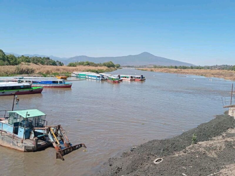 Compesca da mantenimiento a canales de navegación en el Lago de Pátzcuaro