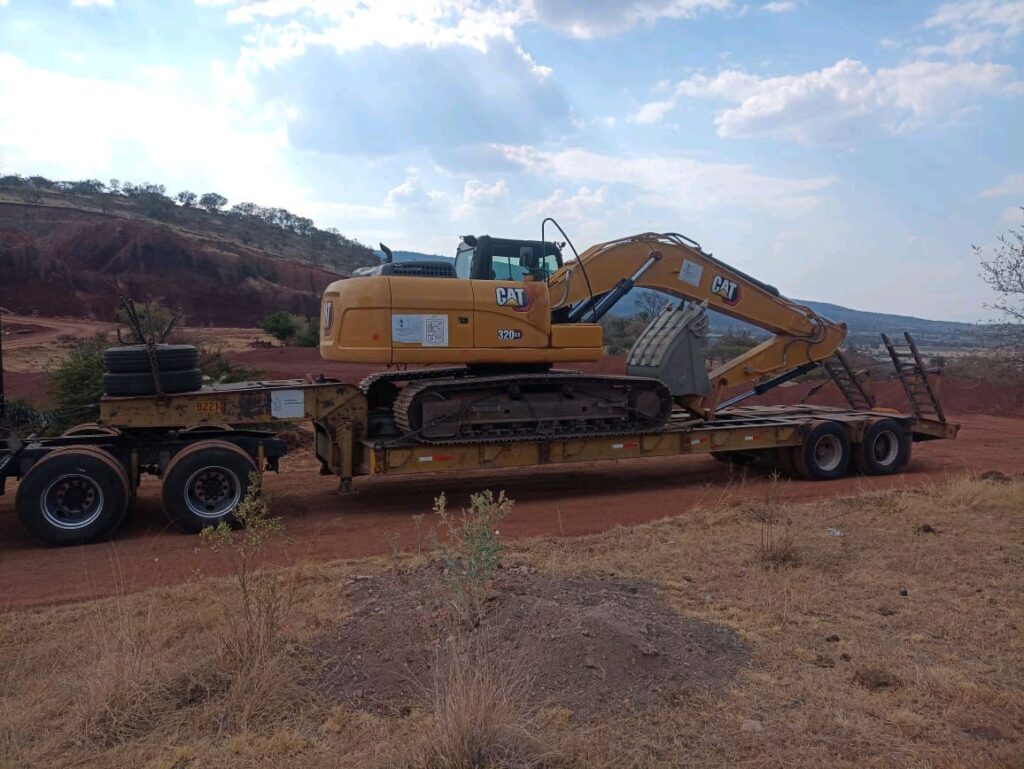 Maquinaria pesada para rescate del Lago de Pátzcuaro - trascabo