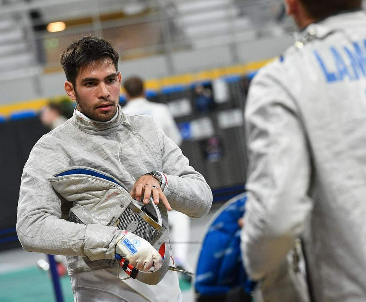 mexicano Gibrán Zea logra pase a París en esgrima olímpica