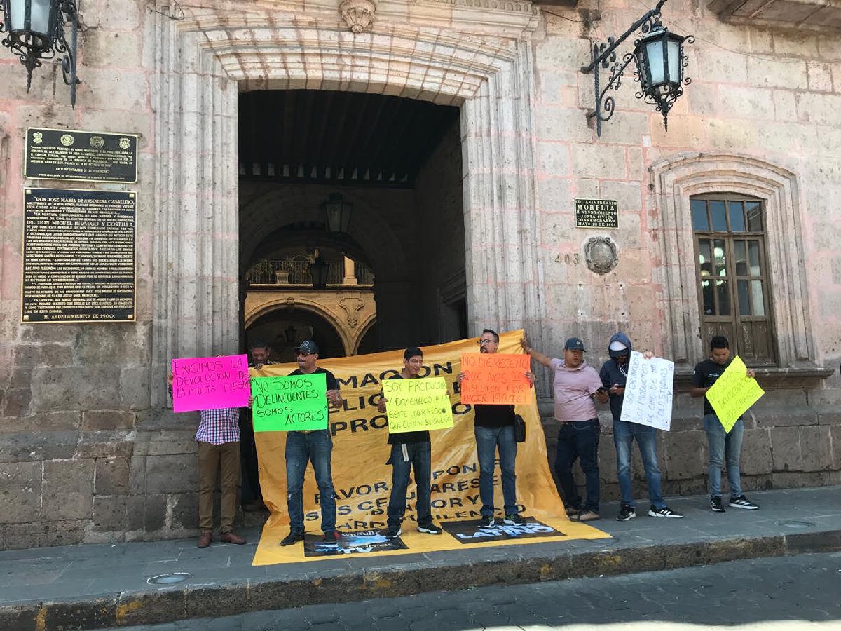 Protesta producción detenida por Policía Morelia en Ayuntamiento