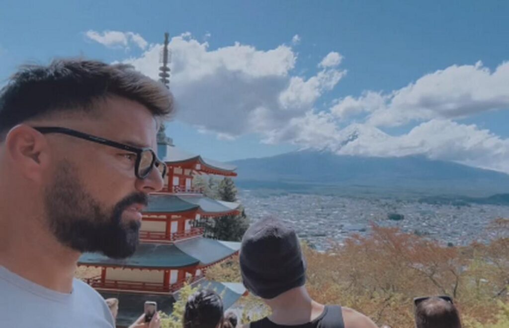 Ricky Martin viajó a Japón con Carlos González y sus hijos
