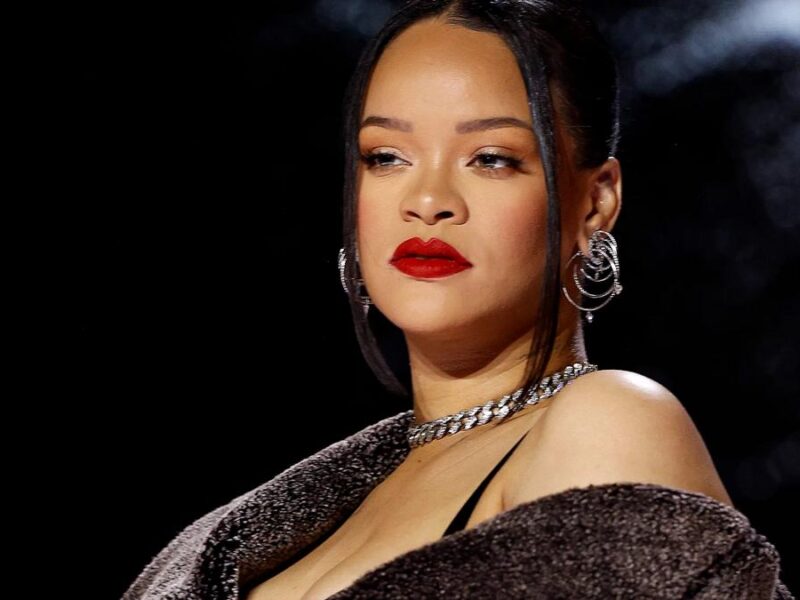 Rihanna provoca polémica por atuendo de monja para revista