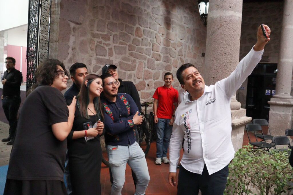 Roberto Carlos comprometido con la juventud de Morelia