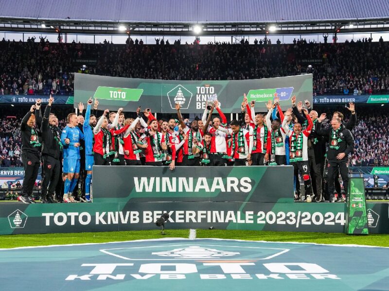 Santiago Giménez campeon con Feyenoord