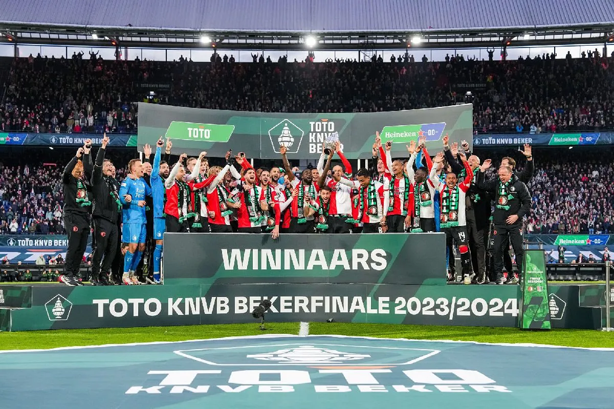 Santiago Giménez campeon con Feyenoord