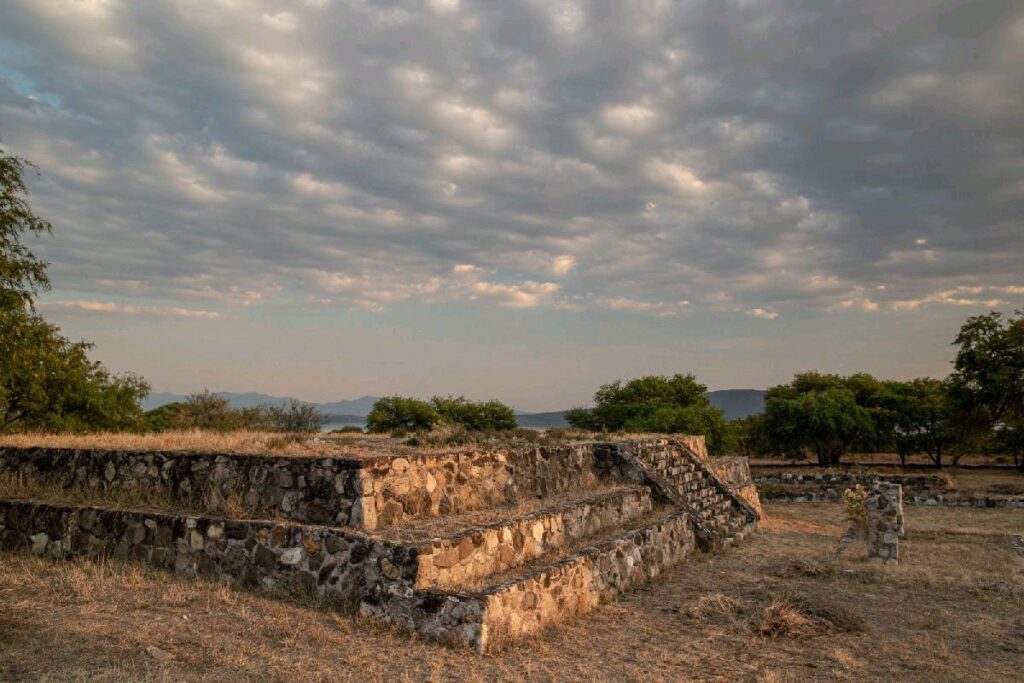 semana de pascua arqueología en Michoacán - pirámide