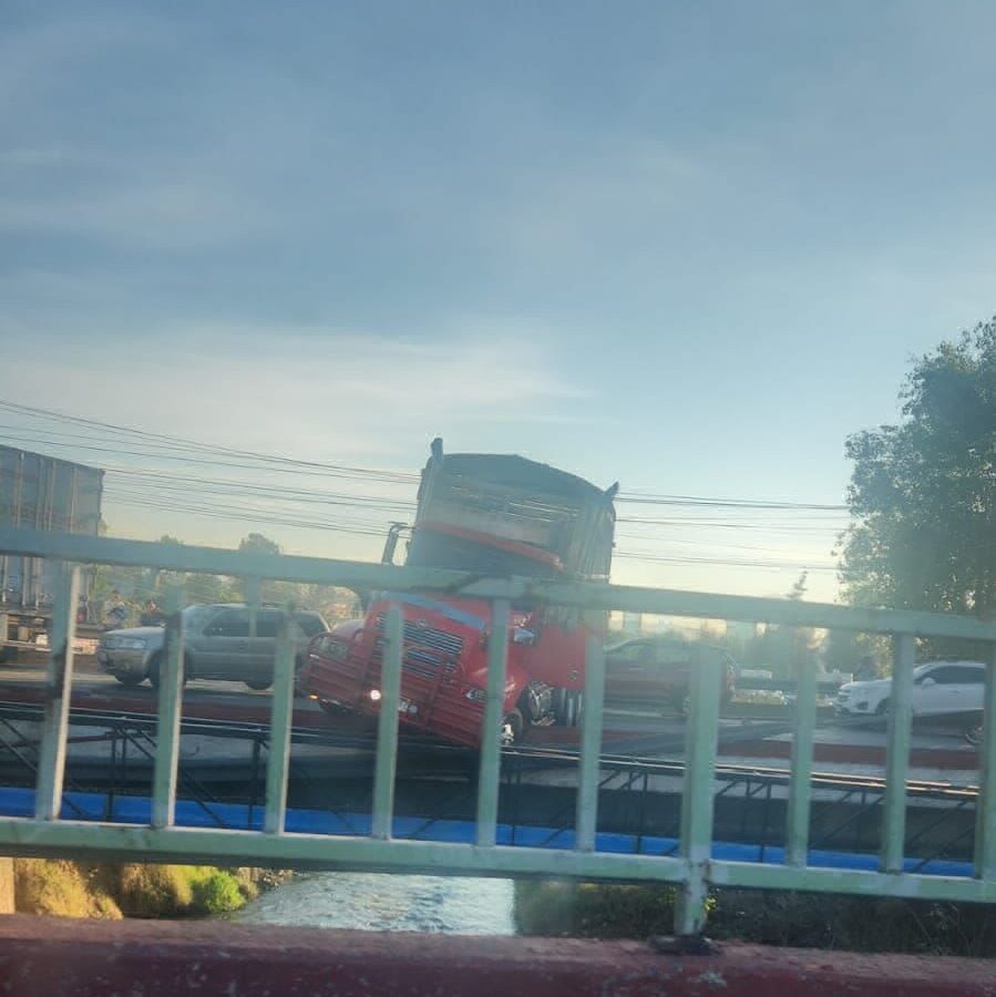 Tras accidente tráiler casi cae de un puente den Morelia salvado por camión