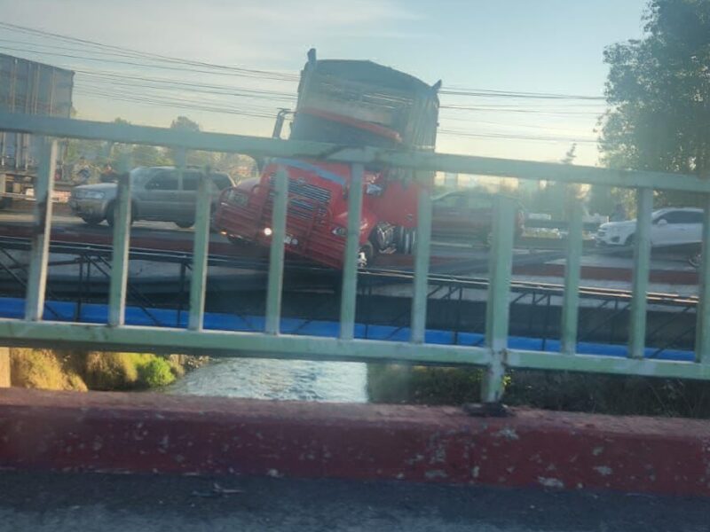 Camión casi cae de puente en el periférico de Morelia tras accidente