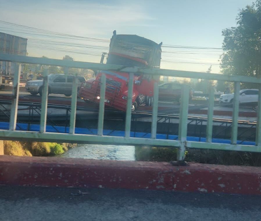 Tras accidente tráiler casi cae de un puente den Morelia salvado por camión