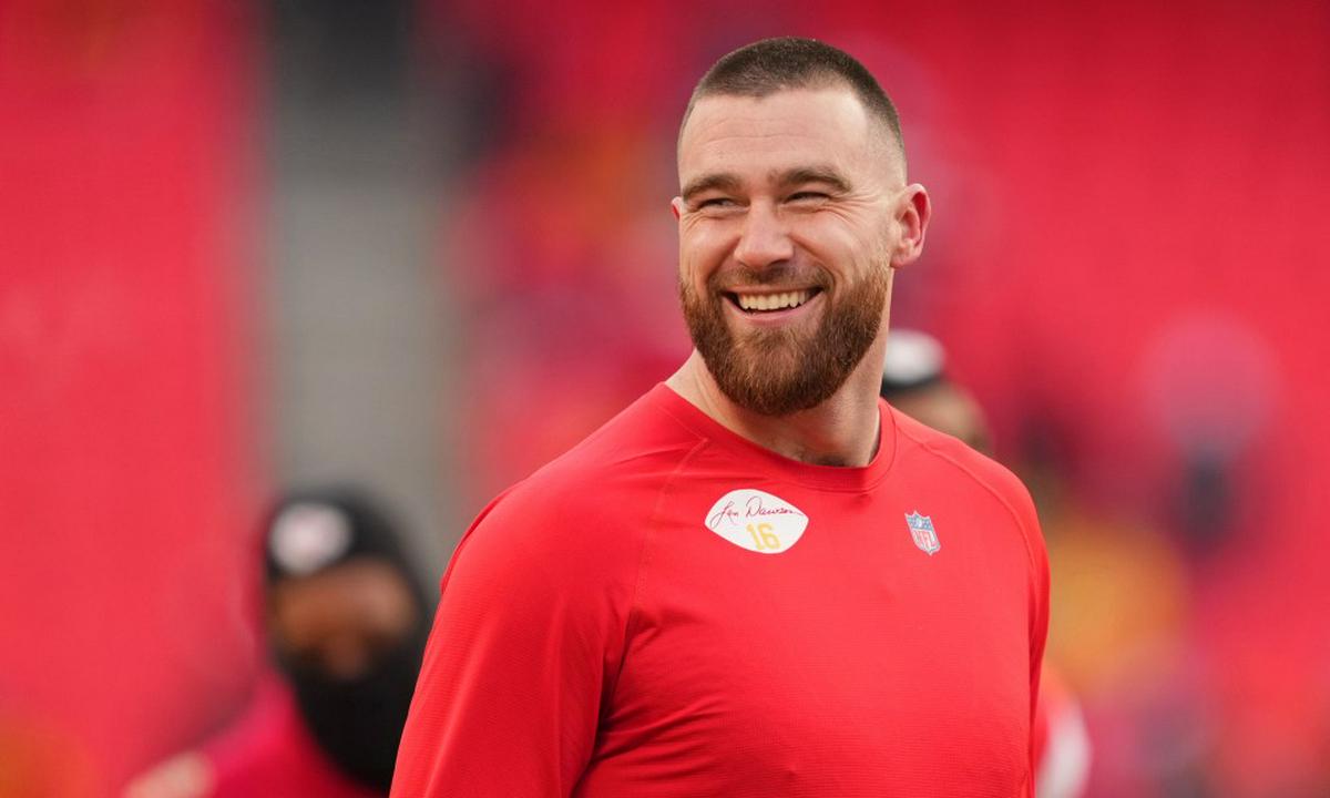 Travis Kelce y Taylor Swift firman contrato con NFL