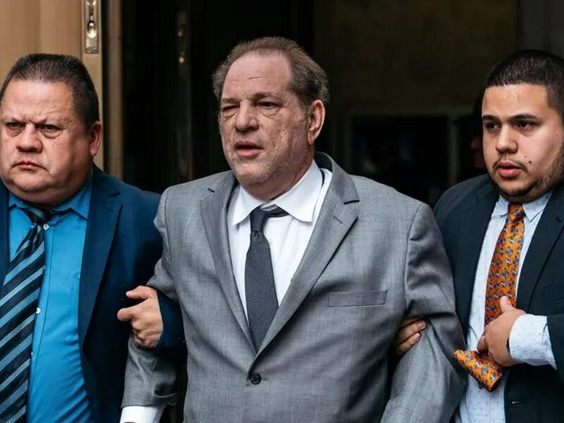 Revocan sentencia de Harvey Weinstein