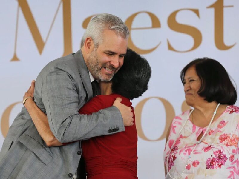 Alfredo Ramírez Bedolla da reconocimiento a maestros