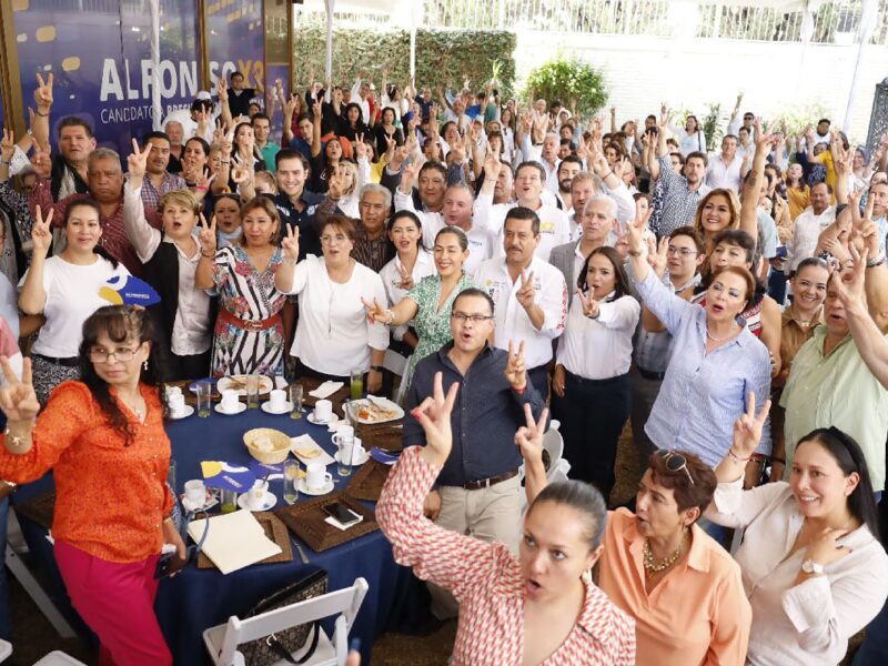 Araceli Saucedoy los trabajadores de la Educación