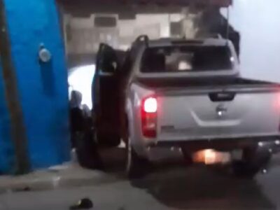 VIDEO: Choca su camioneta contra local tras ser baleado en Uruapan