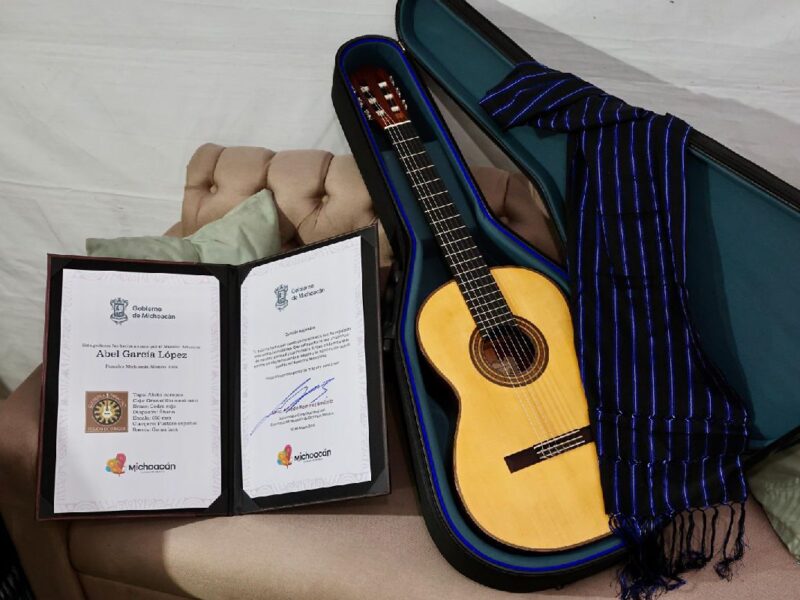 Regaló Bedolla guitarra de Paracho a Alejandro Sanz