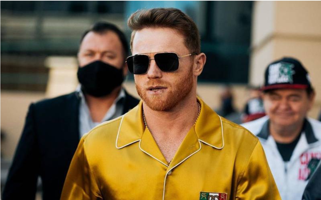 captan a canelo Álvarez cantando en fiesta