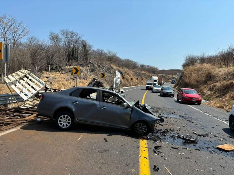 Choque sobre la autopista Siglo XXI deja dos muertos