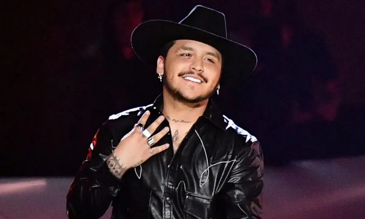 Christian Nodal revela retiro de dentadura de diamantes