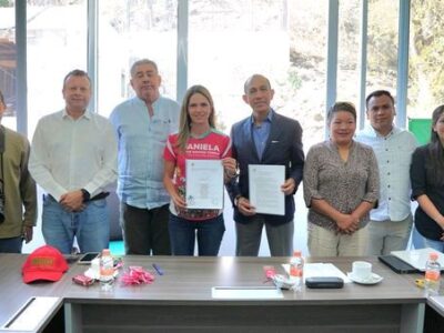 Daniela De Los Santos firma compromiso por el medio ambiente y el agua en Morelia