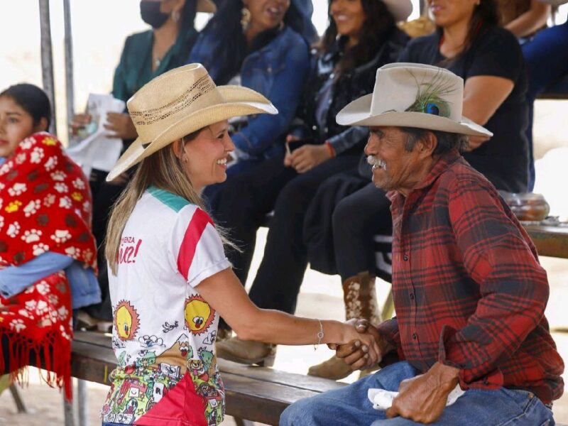 Daniela de los Santos realiza camaña mano a mano